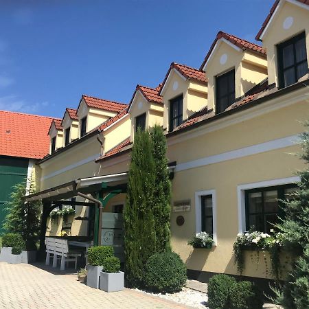 Weingut & Gastezimmer Edelmann Göttlesbrunn Exterior foto
